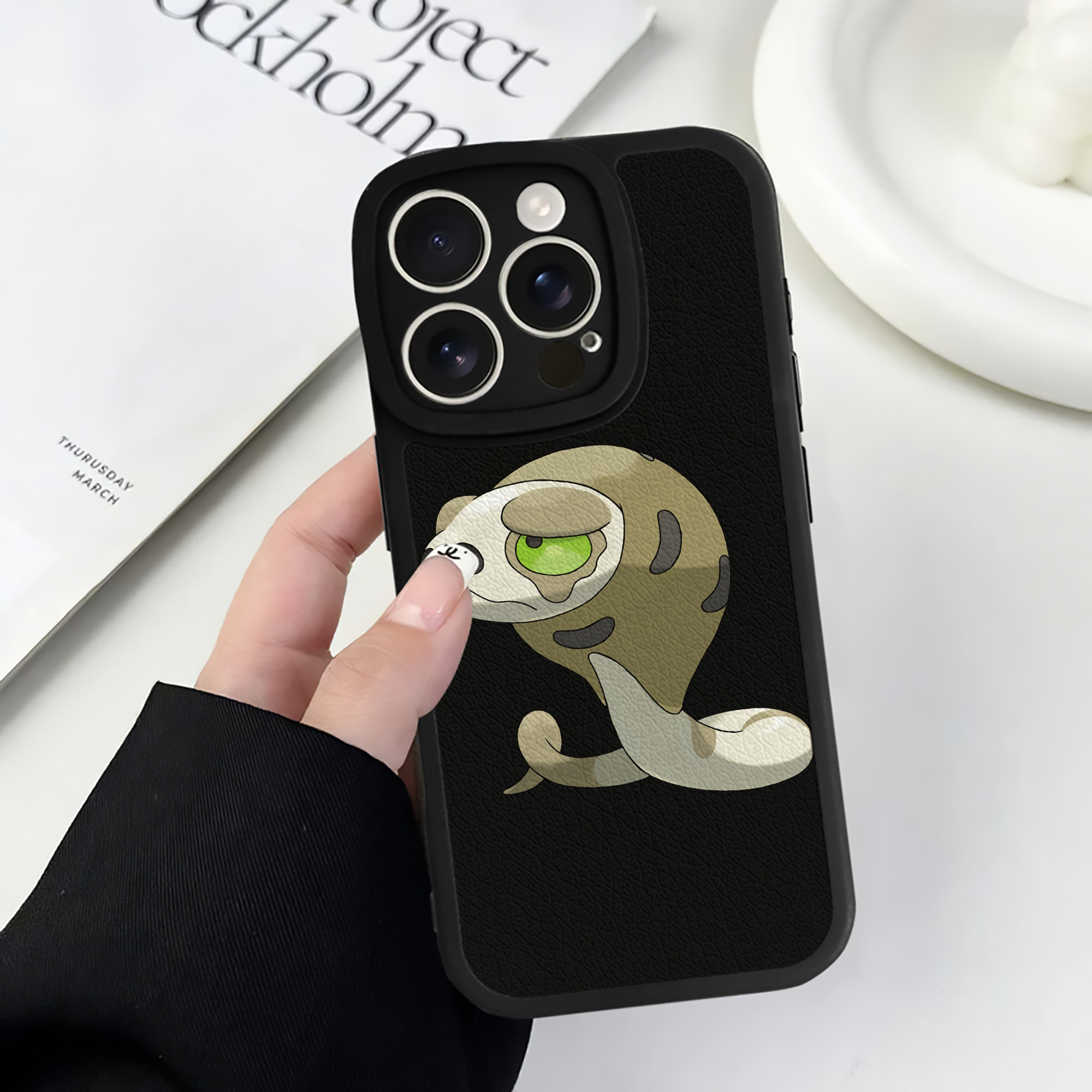 （画像用） ポケットモンスター Pokémon 【iPhone 16シリーズ対応】シリコンスマホケース（レザー調） 材質：シリコン